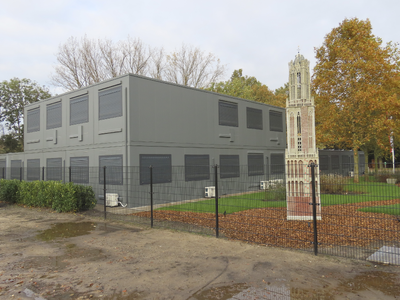 908498 Afbeelding van de 5,63 meter hoge replica van de Domtoren op het terrein van de gemeentelijke kantoren aan de ...